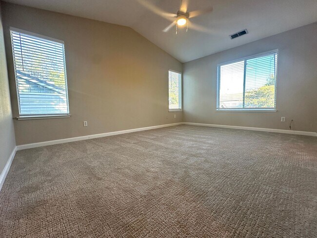 Building Photo - Spacious 4 Bedroom Corner Lot in Brentwood!
