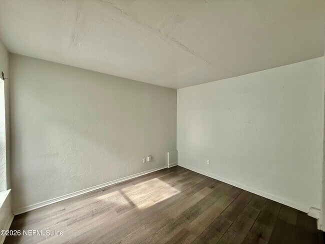 Building Photo - 2943 Bayshore Dr E