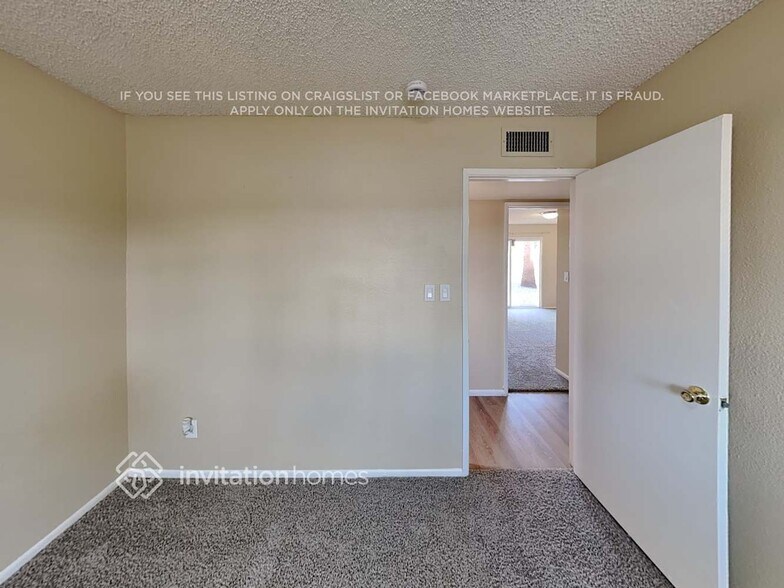 Building Photo - 4621 W Carol Ave
