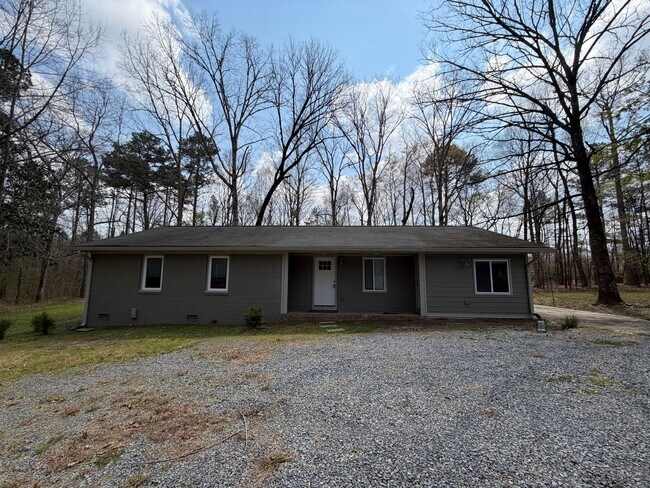 Building Photo - Charming 4/2.5 House in Armuchee- $1,995