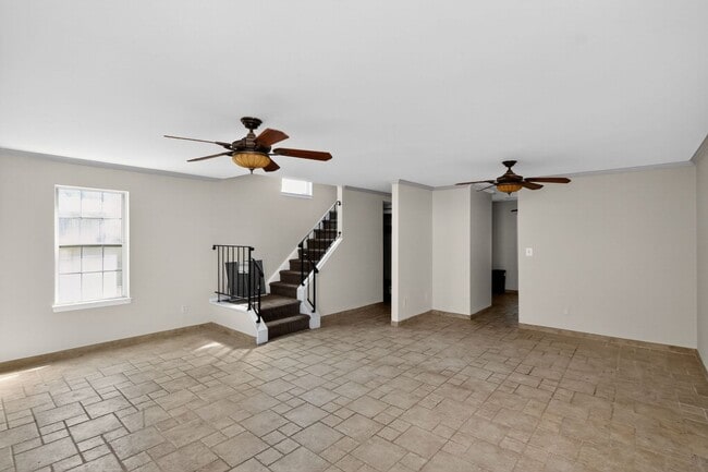 Building Photo - Ideal Rental: 3BR/2.5BA with Washer/Dryer, Parking & Pool Access