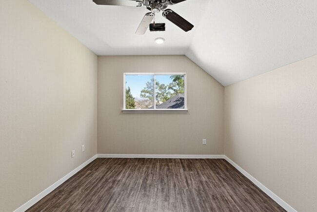 Building Photo - 8515 Leafdale Dr