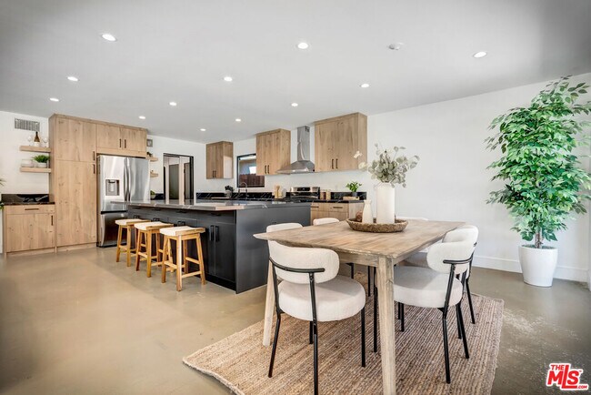 Building Photo - 6236 Sale Ave