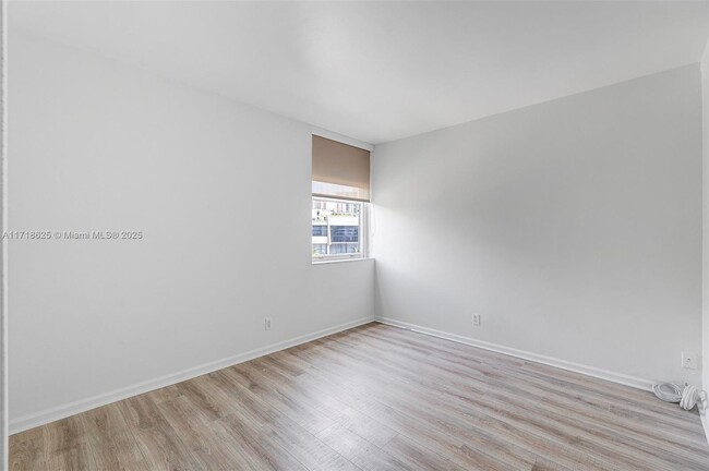 Building Photo - 20401 NE 30th Ave