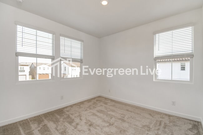 Building Photo - 10127 E Ulysses Ave