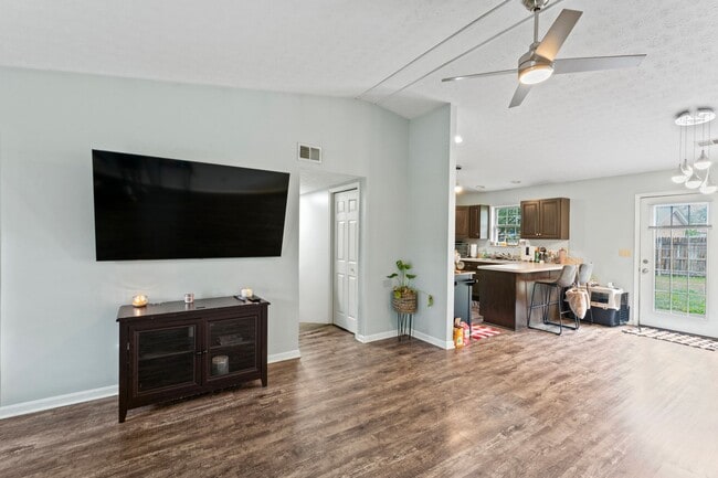 Building Photo - 3 Bedroom 1 1/2 Bath Home for Rent in Charlestown Indiana