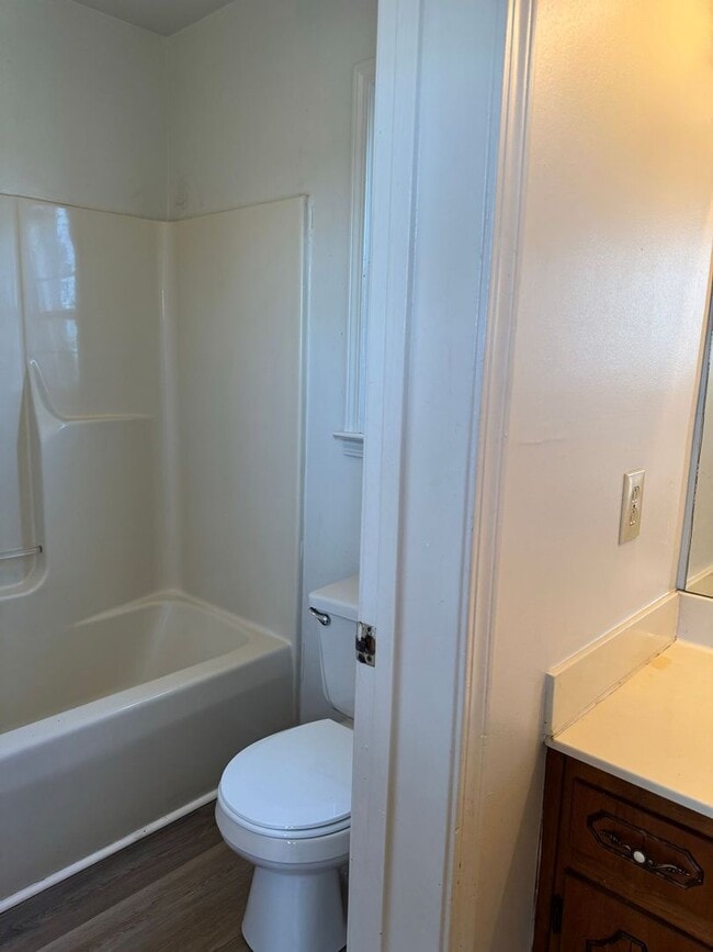 Building Photo - Convenient Location!  3 bedroom 2 bath wit...