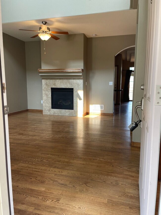 Building Photo - 3545 Big Ben Dr