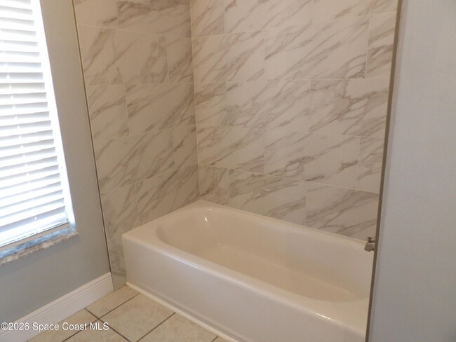 Building Photo - 1006 Locust Ave NW