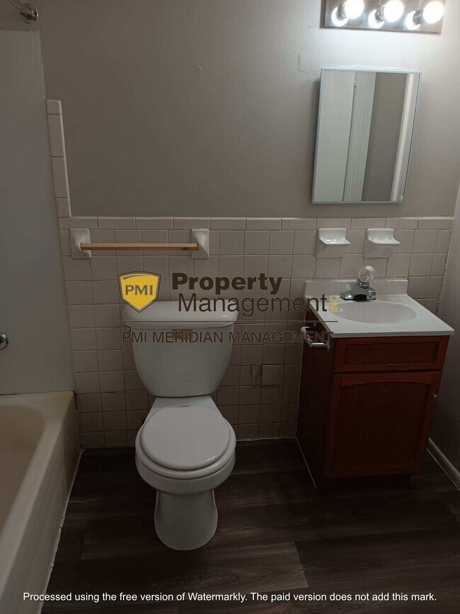 Building Photo - Cozy 2-Bedroom Duplex in the Heart of Indi...