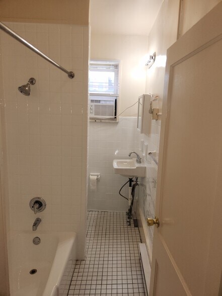 Bathroom - 1918 Sarah St