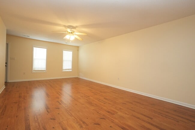 Building Photo - Charming 2-bedroom, 2.5-bath home