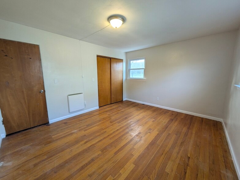 Building Photo - 617 June St