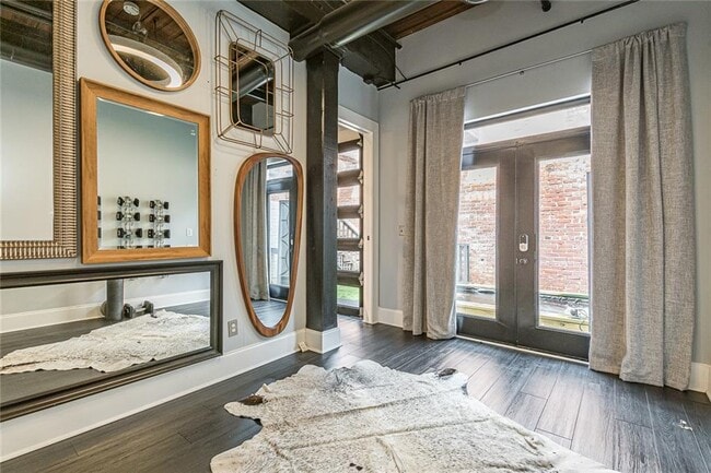 Building Photo - 320 Peters St SW