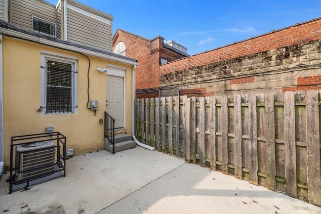 Building Photo - 1448 Ward St