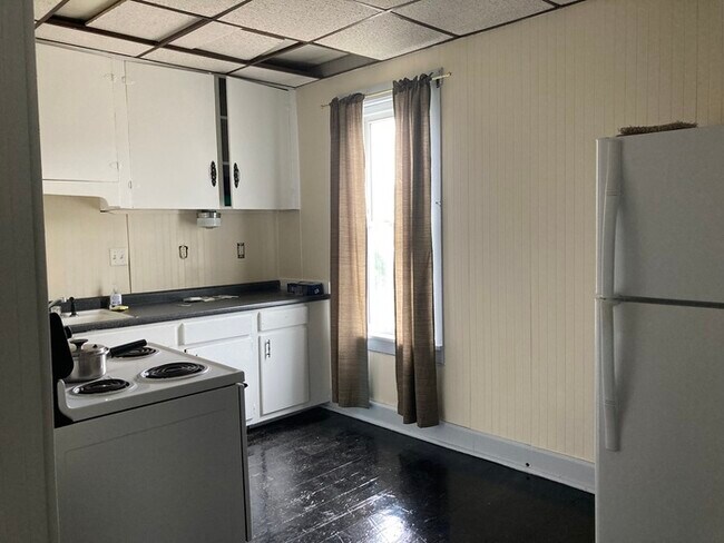 Building Photo - 3 Bedroom Duplex