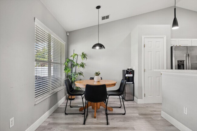 Building Photo - 249 SW Aubudon Ave