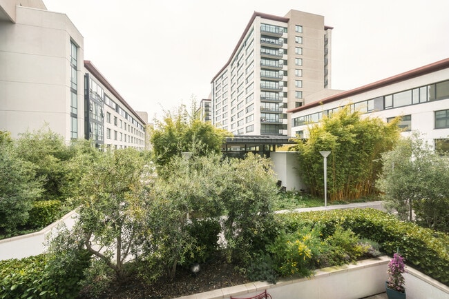 Building Photo - 250 King St