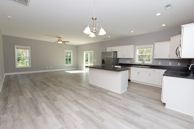 Building Photo - MOVE-IN READY $300 off first month