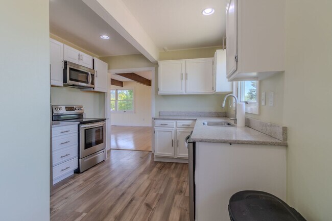 Building Photo - 7825 S Lake Leelanau Dr
