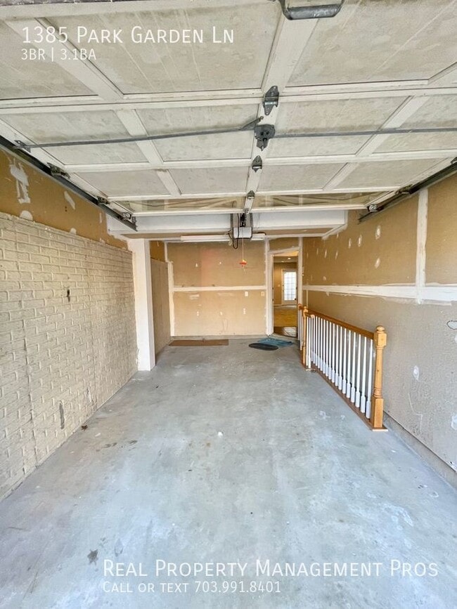 Building Photo - 1385 Park Garden Ln