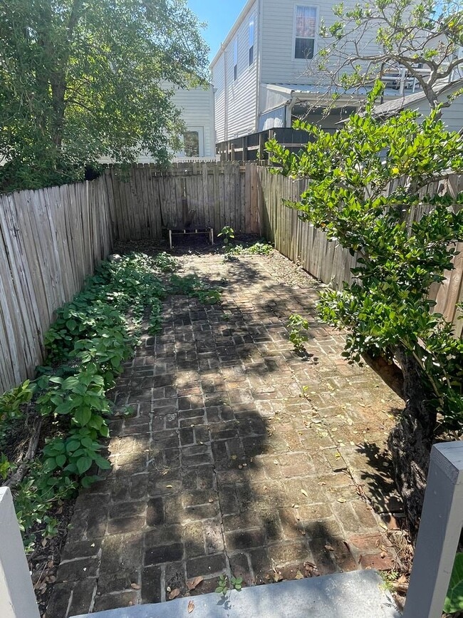 Building Photo - Great 1BD/1BA Uptown, Private Backyard, Laundry in Unit