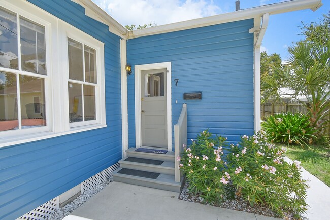 Building Photo - 7 Dupont Ln