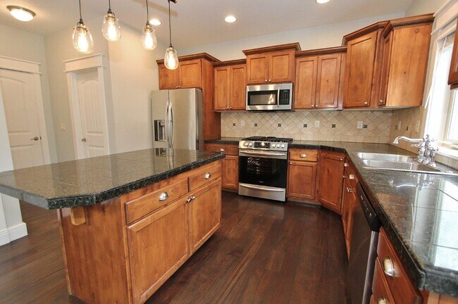 Building Photo - Adorable Craftsman Style Home