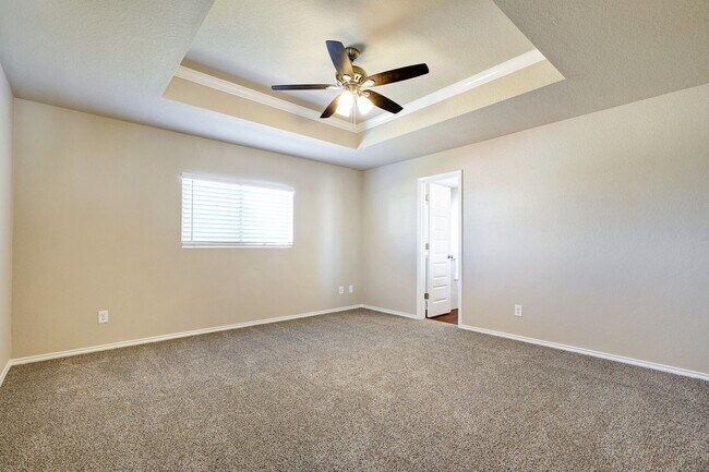 Building Photo - Move-In Ready Home with New Flooring and A...