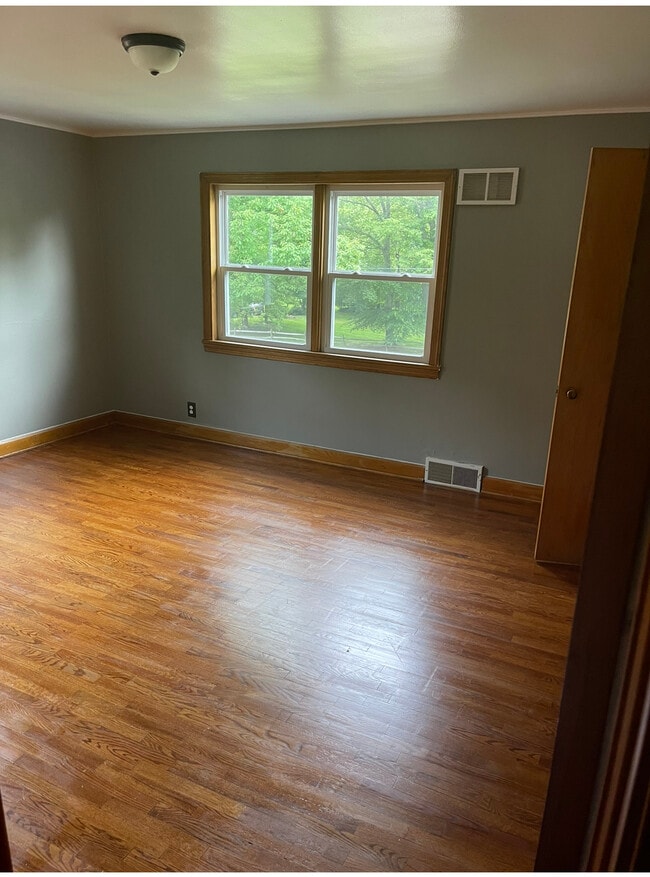 Extra Large Master Bedroom - 1184 Sunset Dr