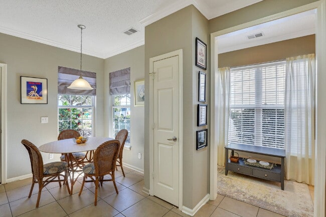 Building Photo - Charming 2-Bedroom, Plus Den Home with 2 Full Bathrooms in Sun City- Must See!