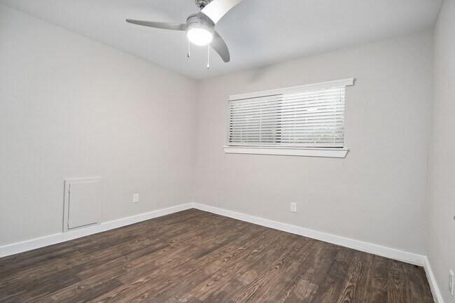 Interior Photo - Dream Montrose - 3414 Graustark Street