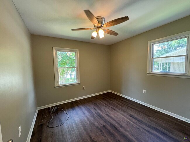 Building Photo - 204 Mike St