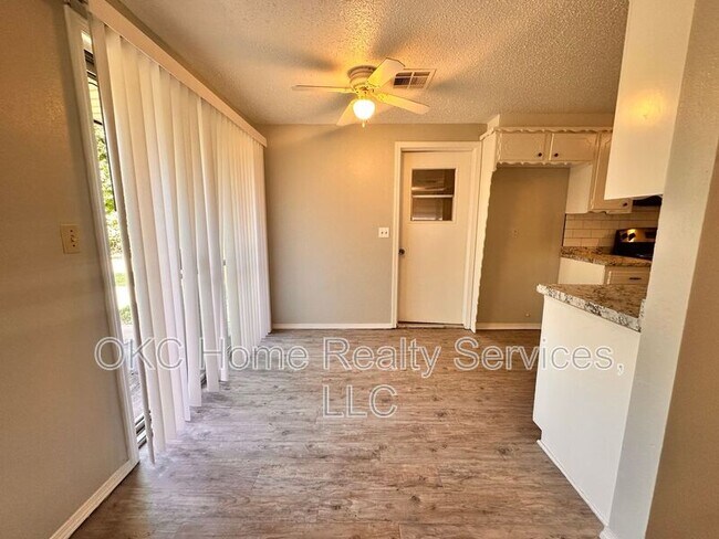 Building Photo - 9313 NE Stardust Ln