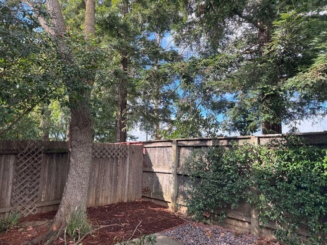 Building Photo - Charming 3-Bedroom, 2.5-Bathroom Home Avai...