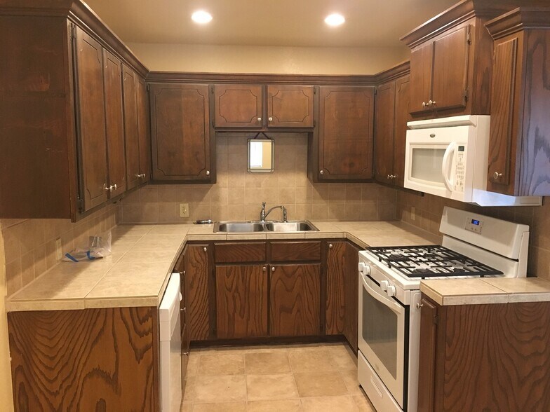 Kitchen with dish washer, gas stove, microwave and refrigerator - 1510 NE 43rd St