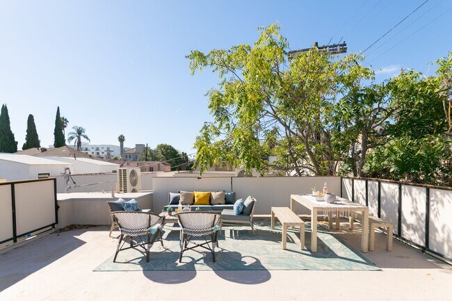 Interior Photo - 513 N HELIOTROPE DR