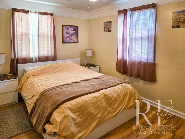 Building Photo - Furnished Cozy 1-Bd Near PSNS