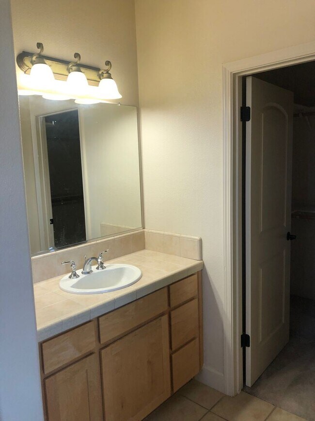 Building Photo - 4 br, 2.5 bath House - 205 Vista Del Rio Ct.