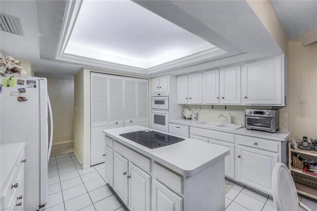 Building Photo - 520 S Collier Blvd