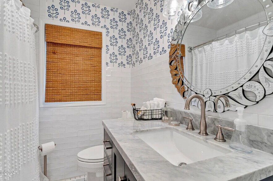 Upstairs bathroom - 335 SW Midden Reach