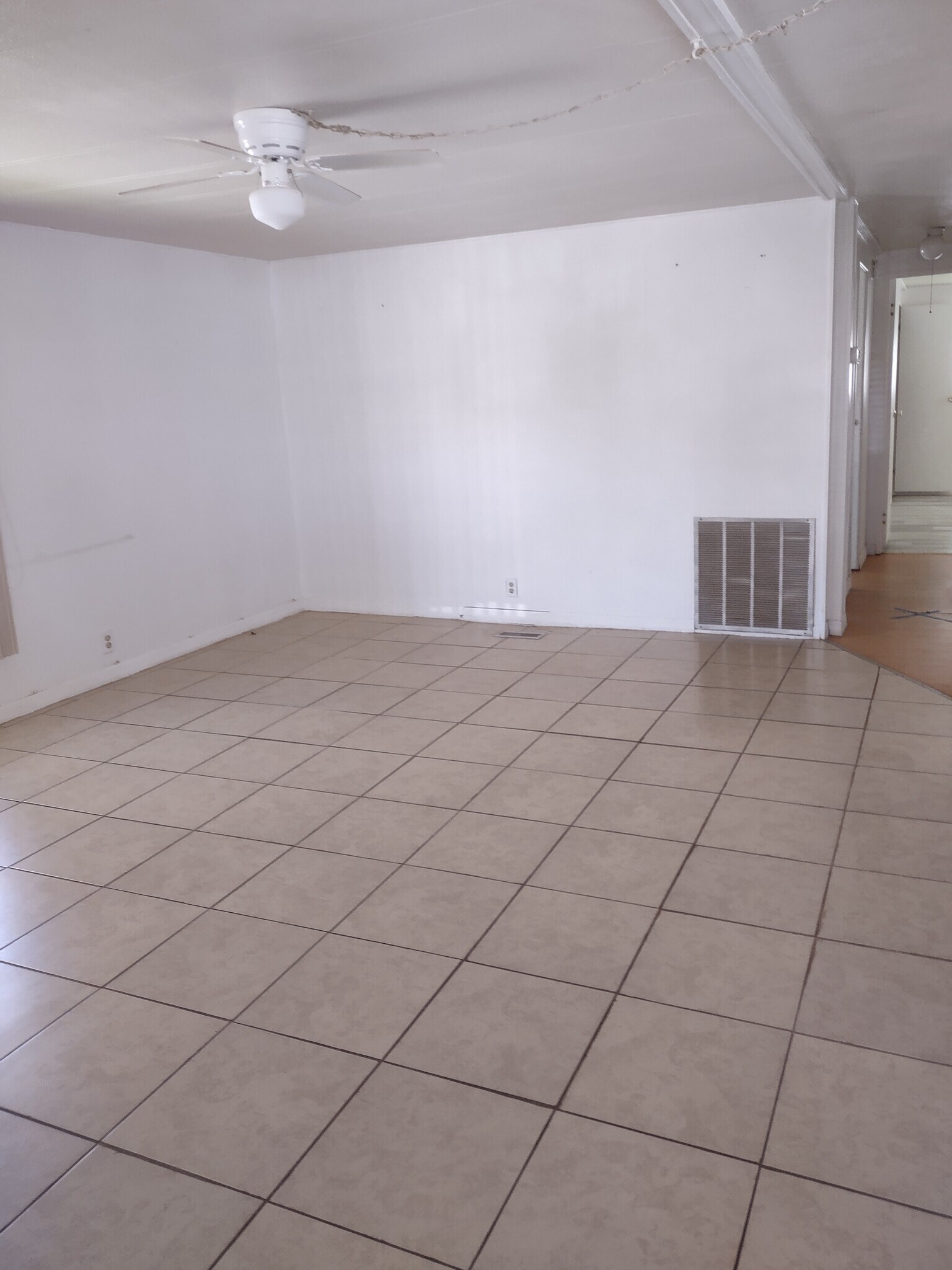 LARGE LIVING ROOM WITH TILE FLOOR - 6120 Biscaya Ave