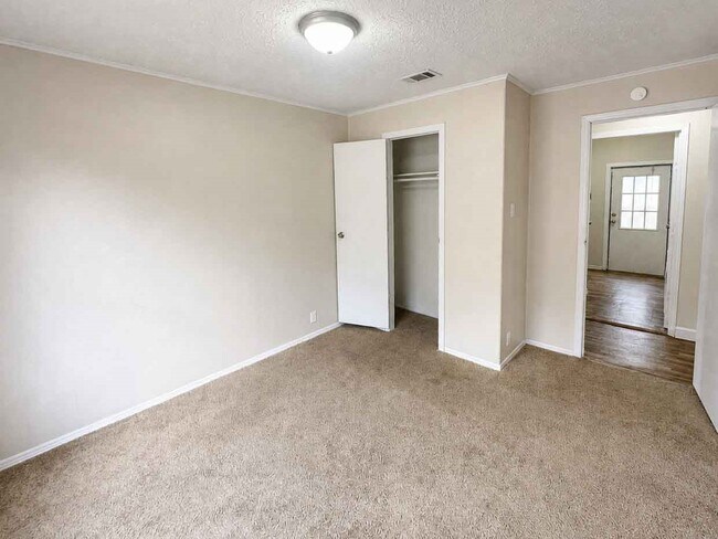 Building Photo - 11919 Kingslake Forest Dr
