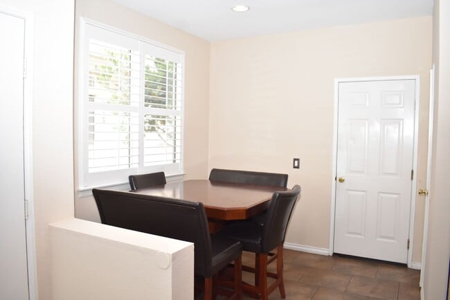 Building Photo - 3 bd 2.5 ba, Condo With Community Pool (Chula Vista, 91910)