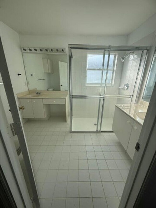 Building Photo - 100 Cocoplum Cir