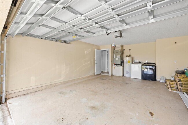Building Photo - 2385 SW Neal Rd