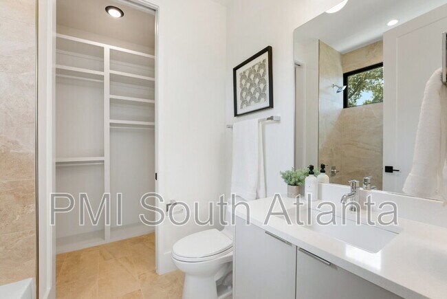 Building Photo - 194 E Lake Terrace SE