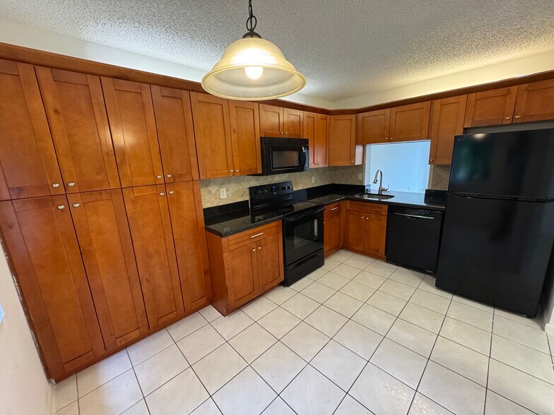 Primary Photo - 3733 Carambola Cir N