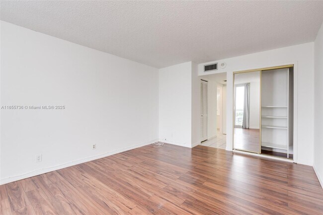 Building Photo - 100 Bayview Dr