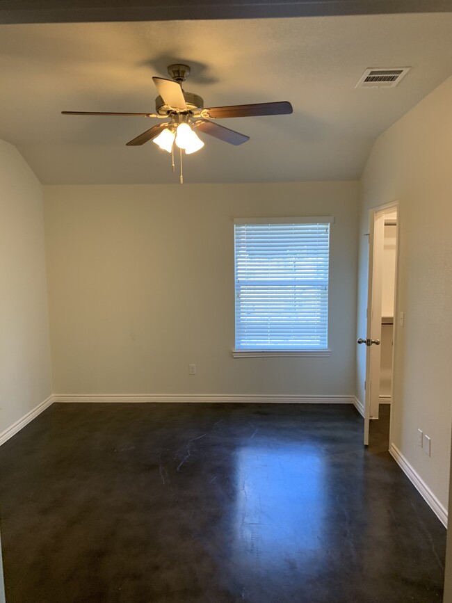 Building Photo - 1600 Van Zanten Dr